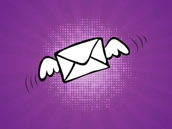 email lista építését jelképező szárnyas boríték lila háttér előtt