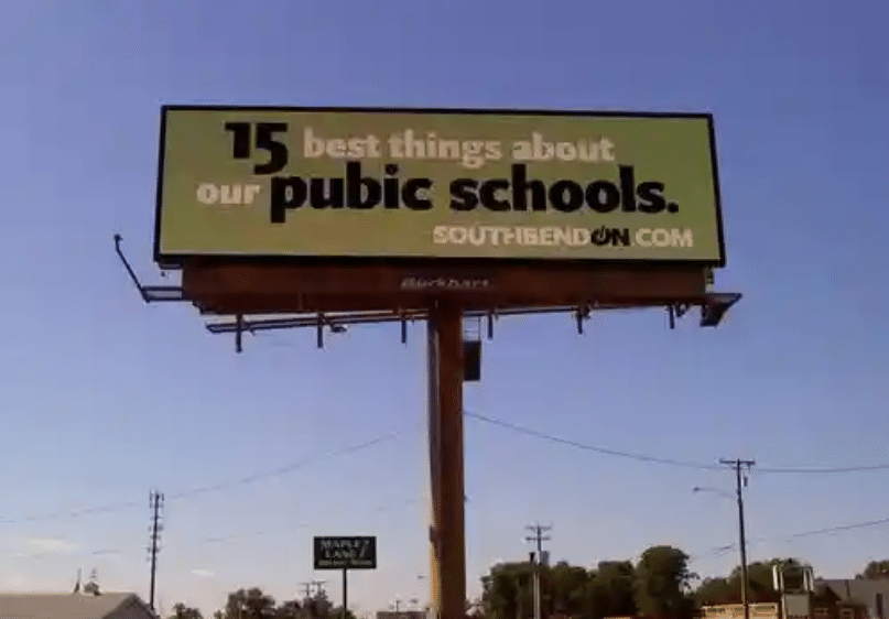 Amerikai hirdetőtábla, rajta elütéssel: public school helyett pubic school