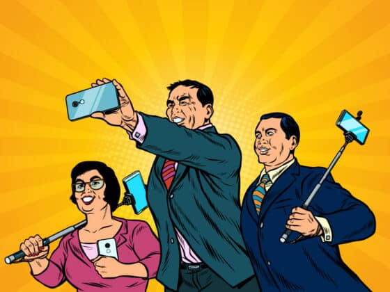 Szelfiző millenial csapat UGC készítés közben